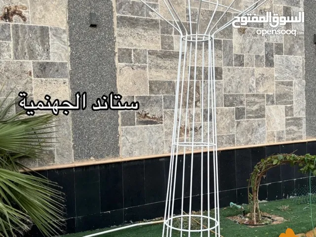 ستاند بأشكال جميله تعطي منظرا للحديقة للاشجار والورد و والجهنميات وكراسي للحديقة
