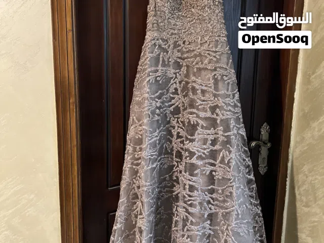 فستان سهرة فاخر بحالة ممتازة مقاس 40/42  مع جاكيت للمحجبات   الفستان جميل جدا و كأنه غير ملبوس