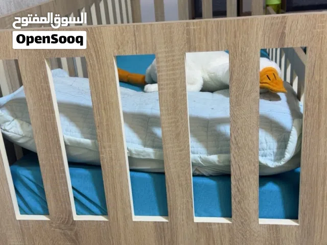 سرير طفل نظيف جدا مستعمل قليل