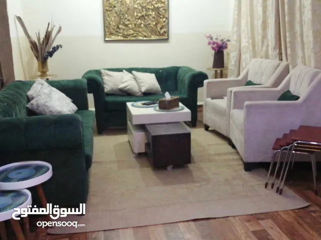 كنب مع بردايه 6 قطع لشباكين وسرير مجوز بحالة الجديد