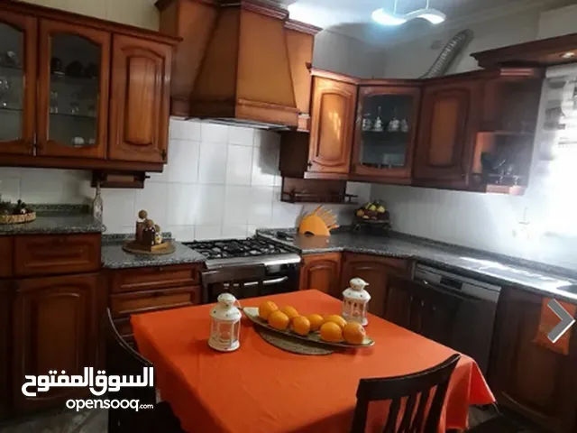 شقة أرضية مميزة للبيع في الدوار السابع - بالقرب من كوزمو 125م مع ترس 55م تشطيب سوبر ديلوكس
