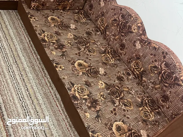 جلسه ارضيه اربع فرشات مع مساند ومراكي وطاوله وسط