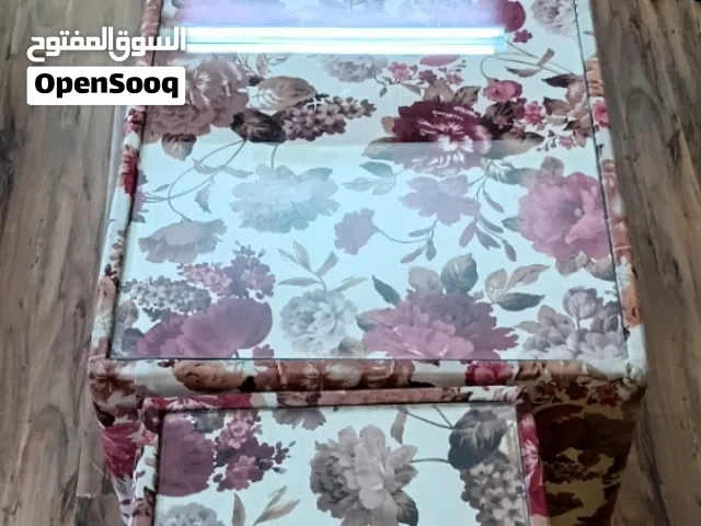 طاوله قزاز عدد 3 من فوق قزاز و وحده حجم كبيره و ثنتين حجم صغير