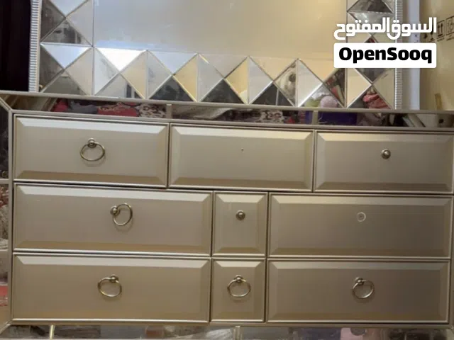 ميز خشب ثقيل + امرايه عرض مترين و نص   اورتفاع تلاثه و نص