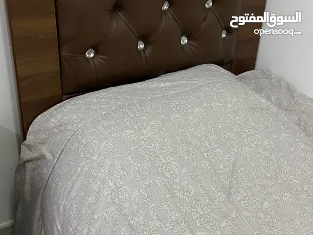 سرير مفرد للبيع شبه جديد