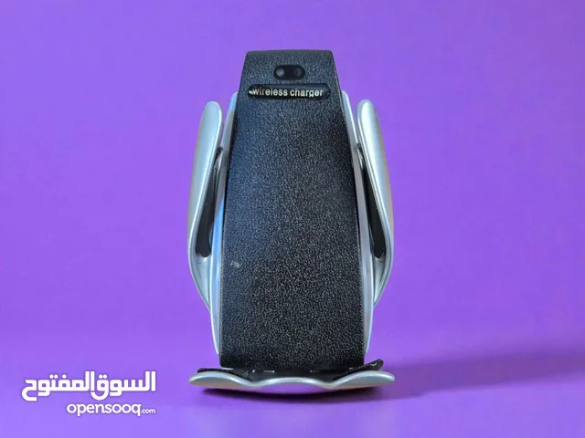 تثبيت الهاتف المحمول على تابلو السيارة بسهولة وأمان. شحن لاسلكي تلقائي أثناء القيادة