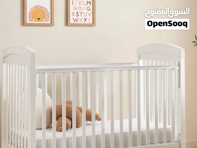 سرير اطفال خشب ارتفاع قابل للتعديل مع عجلات ، كبير جداً ، نظيف ، استعمال خفيف و شهر فقط