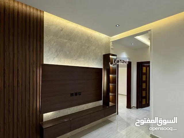 شقه للايجار مع سطح الرياض حي الرمال   3غرف 1 صالة واسعه 2 حمام 2 دورات مياه  1 مطبخ غير را