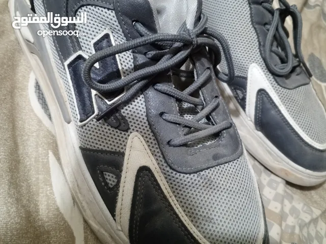 جزمة رياضية أنيقة وعملية