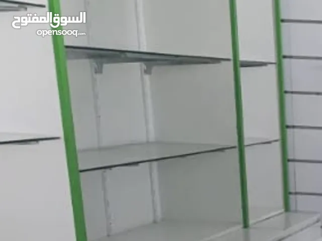 رفوف عرض وطاولات للمحلات التجاريه