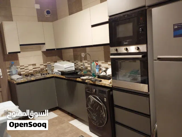 فني مختص تركيب وفك وصيانة جميع انواع المطابخ والديكورات المنزليه 55444