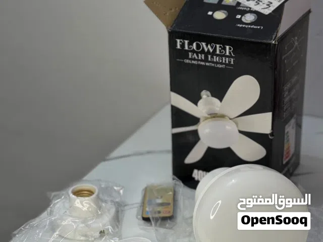 هذا المنتج عبارة عن مروحة سقف LED بتصميم زهرة مع إضاءة ومجهزة بريموت كنترول للتحكم عن بعد.