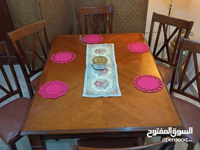 طاولة طعام مع كراسي