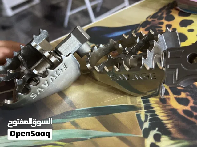 •	مسند قدم حديد مسنن حتى ما تزلق الرجل  اصلي  مال دراجات رياضيه