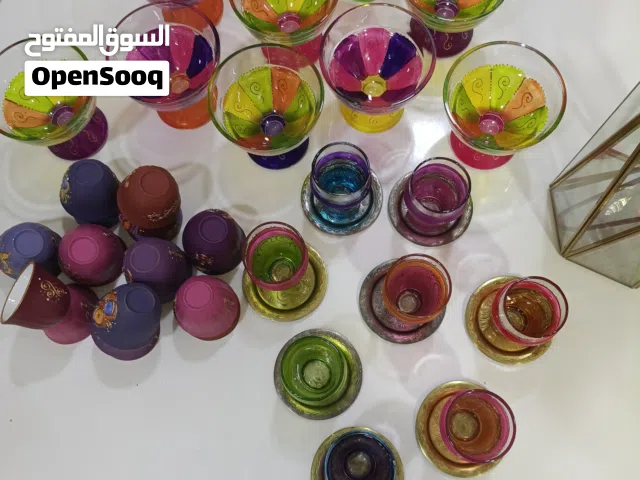 كاسات وفناجين وصحون مكسرات