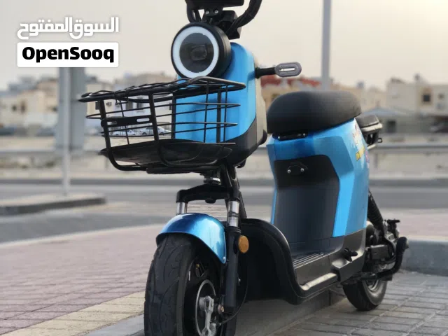 (سكوتر كهربائي للبيع مستخدم شهر فقط في حالة ممتازة يوجد بعض الخدوشات الخفيفة السرعة 50 كم/ ساعة)