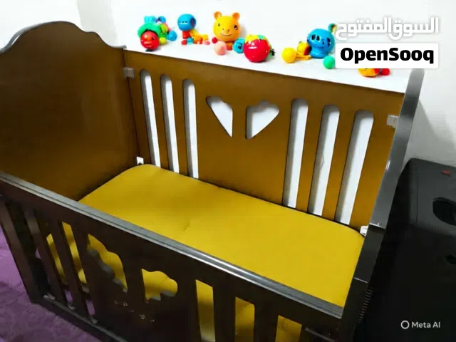 سرير اطفال مع فرشتين هدية وكوت اطفال مرتب هدية