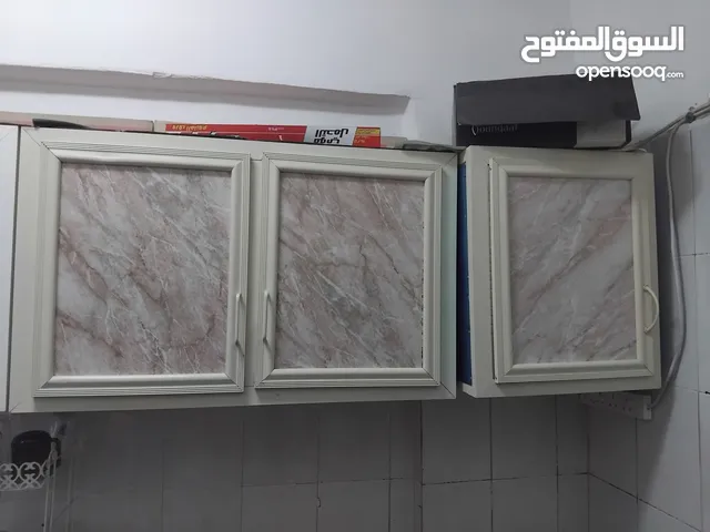 مطبخ ارضي 3 دروف مع درج مع رخامه ومطبخ معلق 2 درفه واخر معلق واحد درفه بحاله جديده