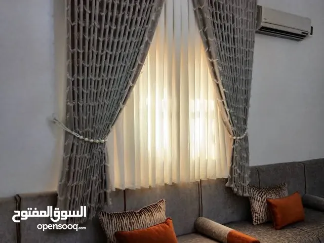 فني تركيب ستائر باحترافية عالية