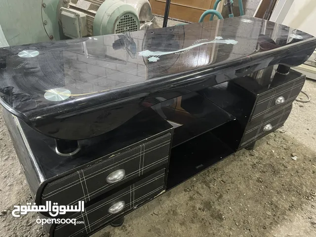 طاولة شاشة قزاز سكريت مع اربع جوارير لون اسود ثقيلة مافيها كسر طاوله