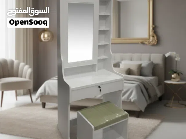 طاولة تسريحة بيضاء أنيقة مع مرآة ورفوف جانبية وكرسي مريح