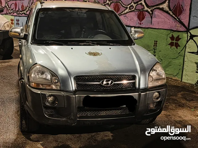 توسان 2005 عليه ترخيص من شهر 3/2025 الجيب بده ماتور 16صباب عمل صيانة طفيفه في الجناح الخلفي الايسر