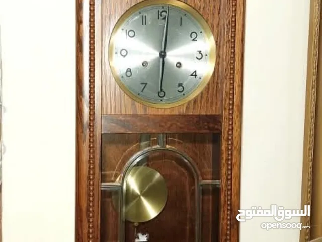 ساعه تراثيه نضيفه كلش بس وكفت قبل فتره ماعرف شنو بيه سعره 50 قفل