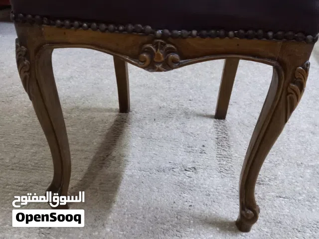 السلام عليكم كراسي خشب زان العدد 6 كراسي نقش لبناني جلد الدوشمه المكان بغداد المنصور شارع 14 رمضان