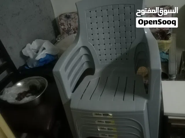 عدد 4 كرسي بلاستيك استعمال ايام 3 طاولات مكتب