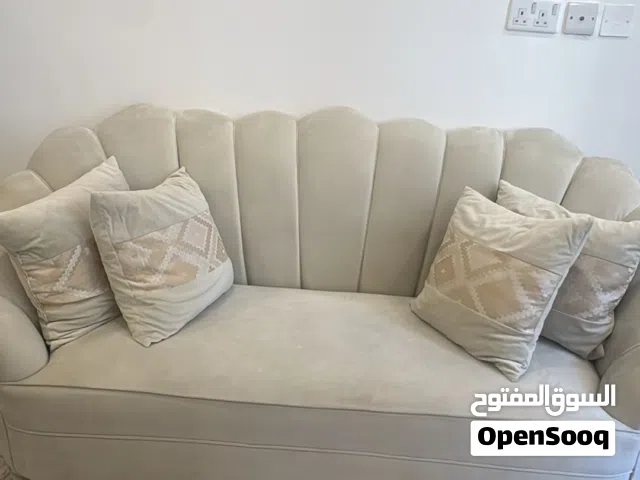 كنب نضيف وشبه جديد مع طواله شاشا وطولتين جانبيات وسجادا نفس لون لكنت