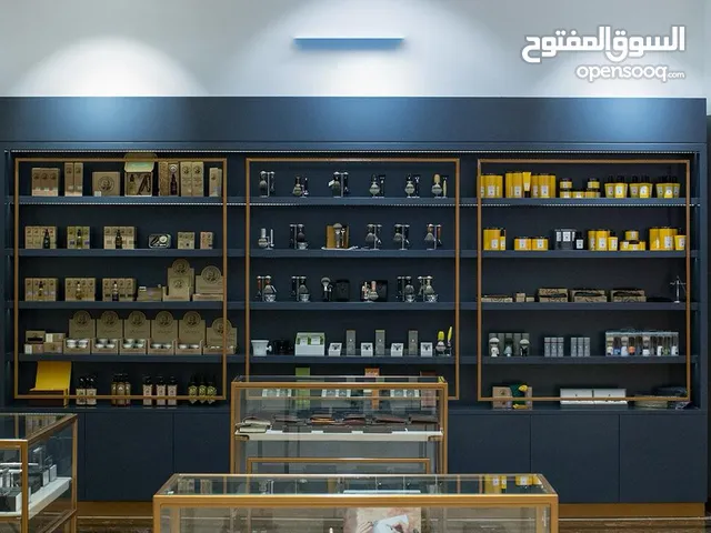 ديكور فاخر لمتجر الأحلام - مثالي للعطور، الهدايا، الزهور، والساعات!"