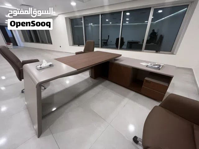 مكتب كامل مع 3 كراسي و خازنه كبيره للبيع غير مستخدم