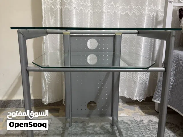 طاولة كمبيوتر زجاجية مع هيكل معدني – بحالة ممتازة