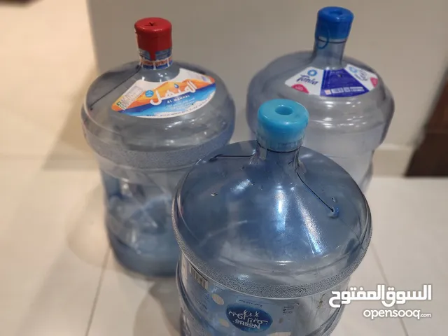 قوارير مياه فارغة بحالة ممتازة للبيع من نستله و المنهل تانيا و الفيحاء