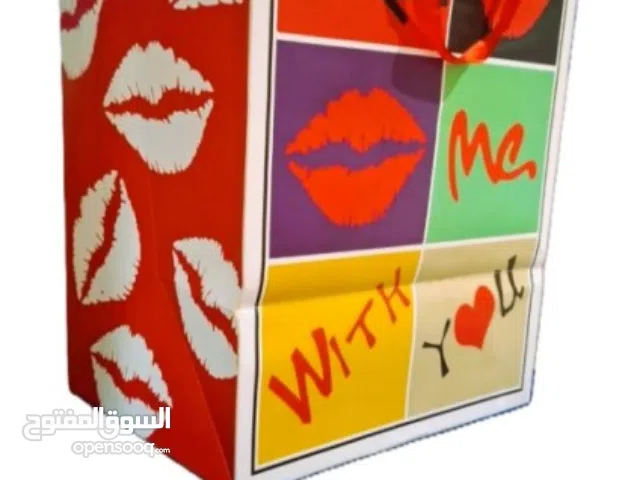 اكياس هدايا كرتونيه وورقه  بسعر الجمله