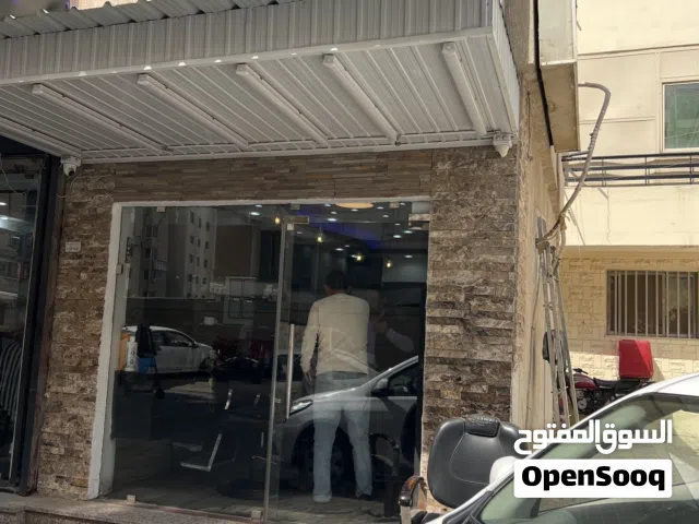 Salon for man neat and good condition without license and staff chat and call anytime