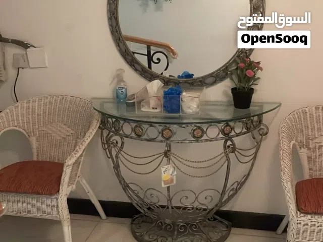 كونسول تحفه فنيه مع مرايه دائريه حاله فوق الممتازه استعمال 3 شهور / تم تنزيل السعر