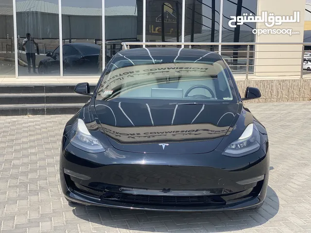 لعشاق التميز Tesla model 3. 2022 اسود داخلي ابيض اتوسكور 85‎%‎