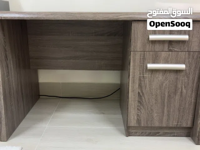 فرصة: مكتب خشبي متين بحالة جيدة  Great Deal: Sturdy Wooden Desk in Good Condition