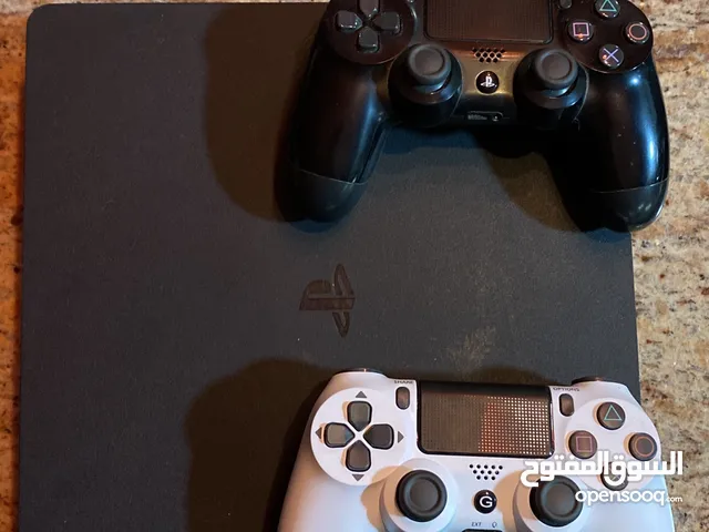 جهاز PS4 مستعمل مع ذراعين تحكم 130 دينار