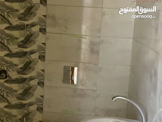 شقه دور ارضي 100مترمدخل خاص غرفتين رسيبشن مطبخ وحمام وفيه مساحه خارجيه حوالي 70متر توضيب سوبر لوكس
