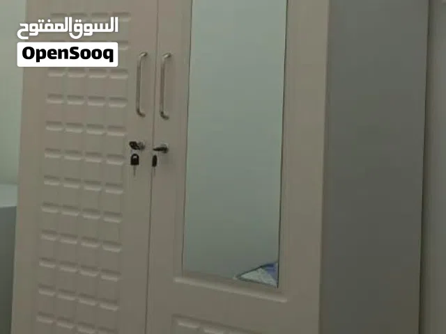 خزائن وطاولات جانبية بحالة ممتازة – تصميم أنيق