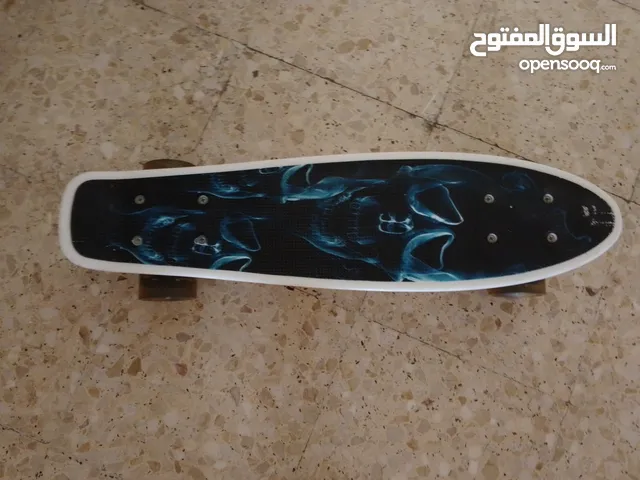 سكيت عجلات عضم للبيع لون ازرق في حالة الجديد