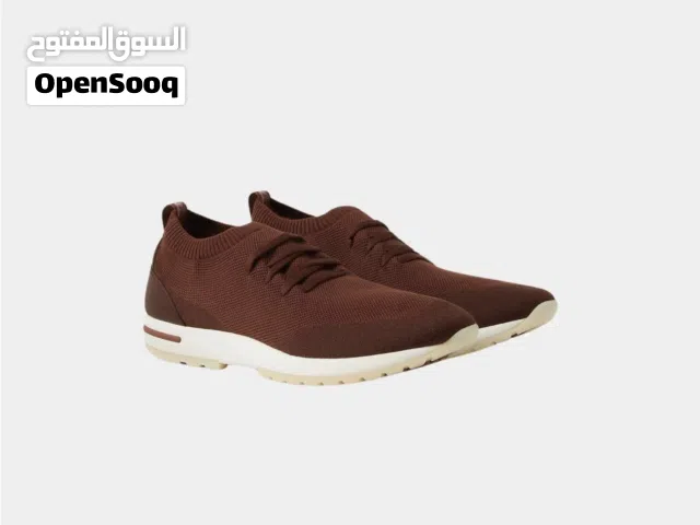 حذاء رياضي بتصميم أنيق من لورو بيانا