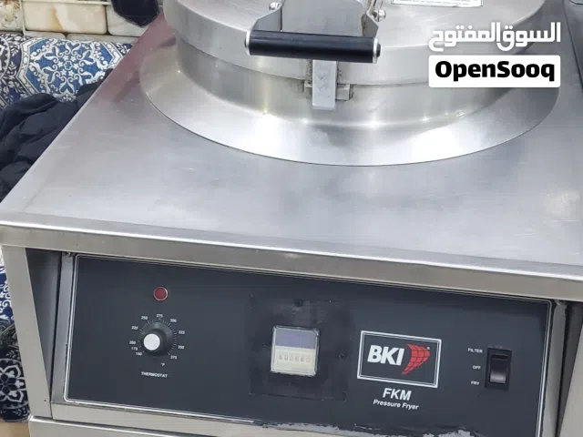 يوجد لدينا مكينه بروست بكي وكالة صناعة أمريكي وكالة كهرباء شبه جديدة السعه 12دجاج البيع ?? التواصل