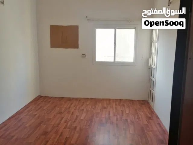شقة سكنيه /تجاريه في المحرق بالقرب من صيدلية رويان من المالك مباشره