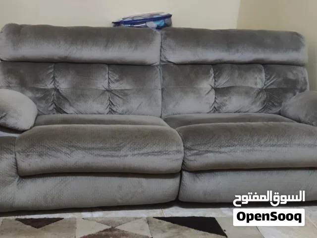 كنبة صوفا ماركة للاسترخاء بتصير سرير  استعمال كم شهر للبيع بسبب ضيق المكان بسعر مميز حجما ثلاثية
