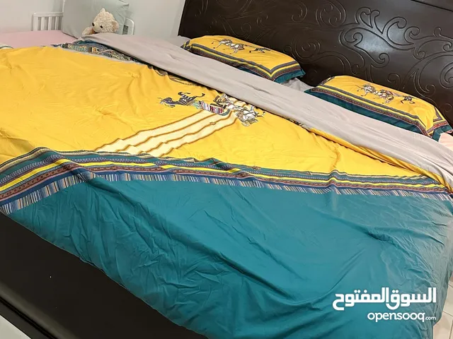 سرير خشب بحريني كبير مع سرير اطفال