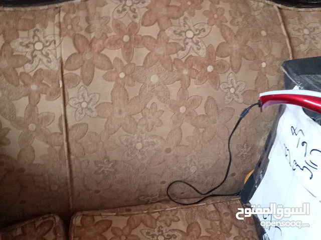طقم كنب بحالة جيدة ثلاثية وثنائية ومفردة عدد 2 للبيع
