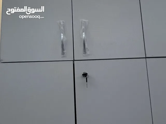 : غرفه نوم لشخصين -دولاب - سريرين بالكانبات - طاوله مكتبه - درجين . مكان قوارشه فعاكات شارع القابينة